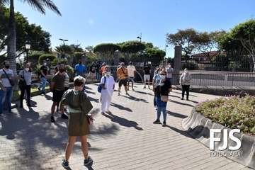 Protesta de los trabajadores del Paco Artiles y encuentro al aire libre con el alcalde en Arnao/TA.